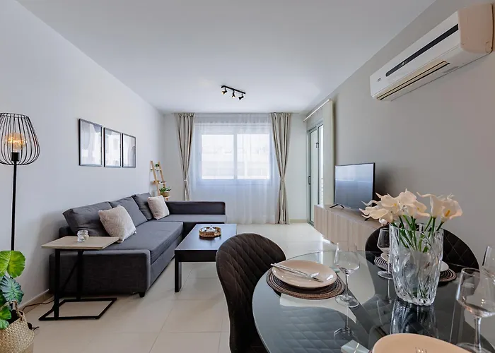 Stylish One-Bedroom Sea Retreat