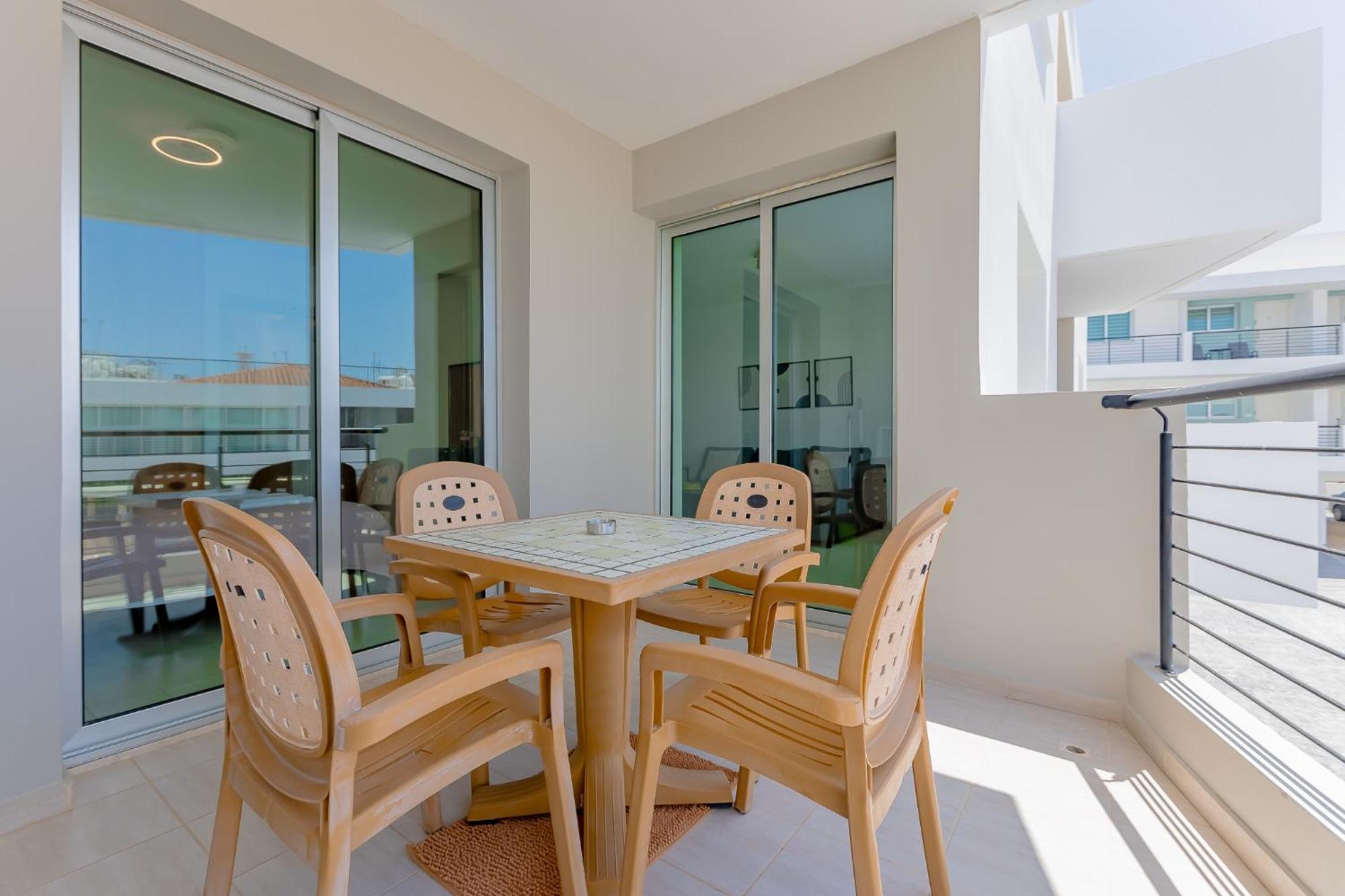 Stylish One-bedroom Sea Retreat Apartment *