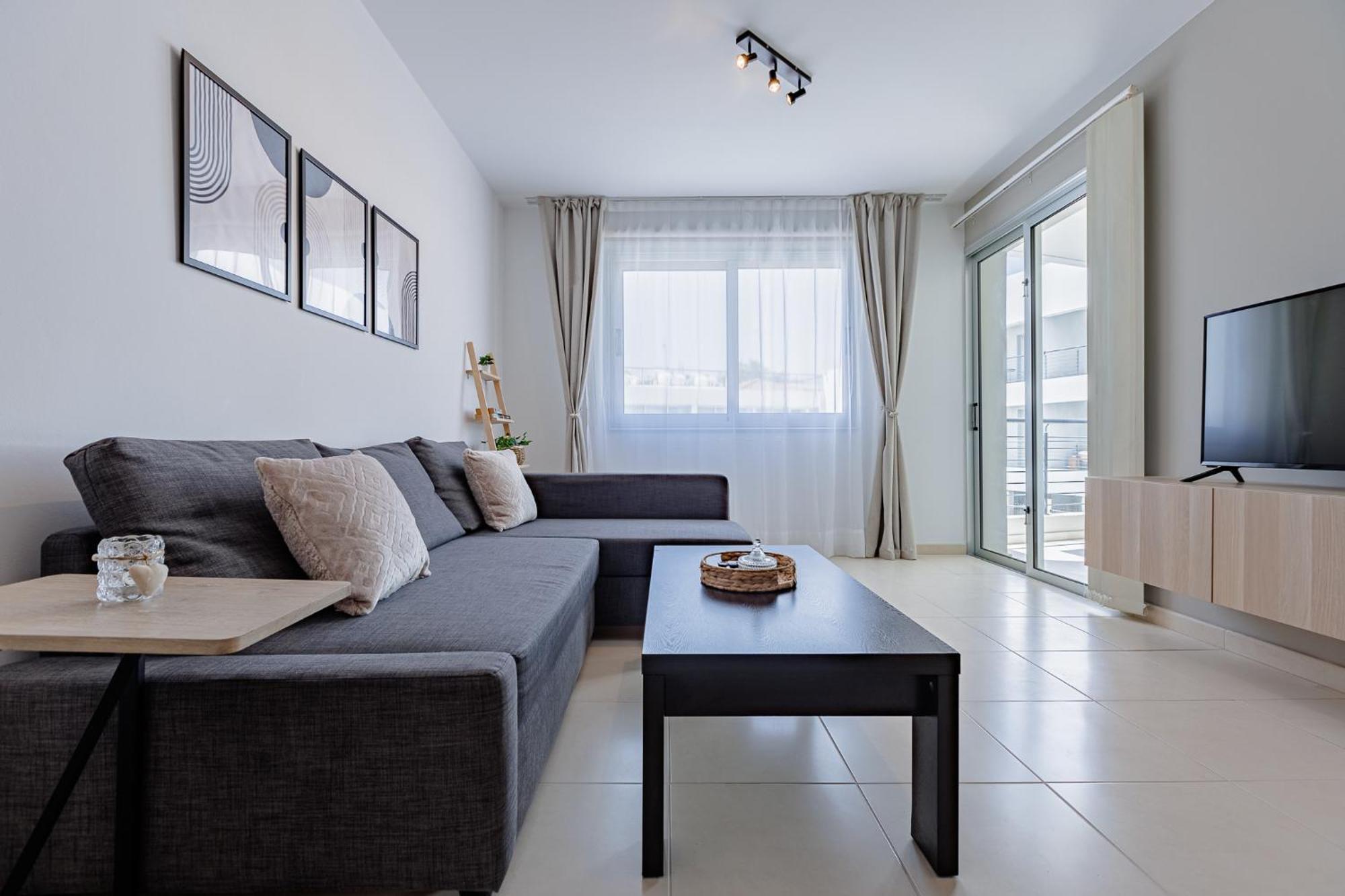 Stylish One-bedroom Sea Retreat Apartment *