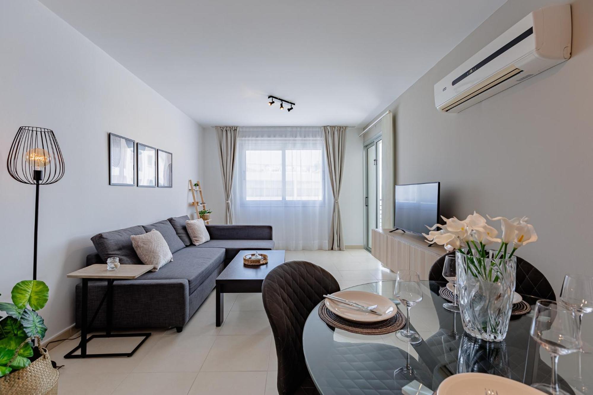 Stylish One-bedroom Sea Retreat *